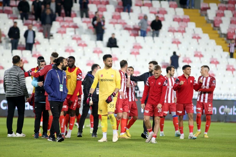 Demir Grup Sivasspor'a Leke James'ten hayat öpücüğü         ~          Sportrendy
